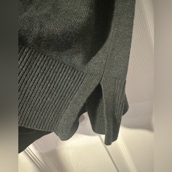 Loft Women's Forest Green V-Neck Sweater Size Medium - Picture 4 of 6